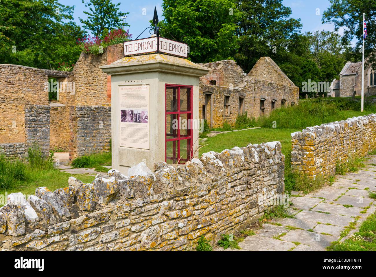 Il vecchio ufficio postale con una cabina telefonica in stile primitivo a Tyneham Foto Stock