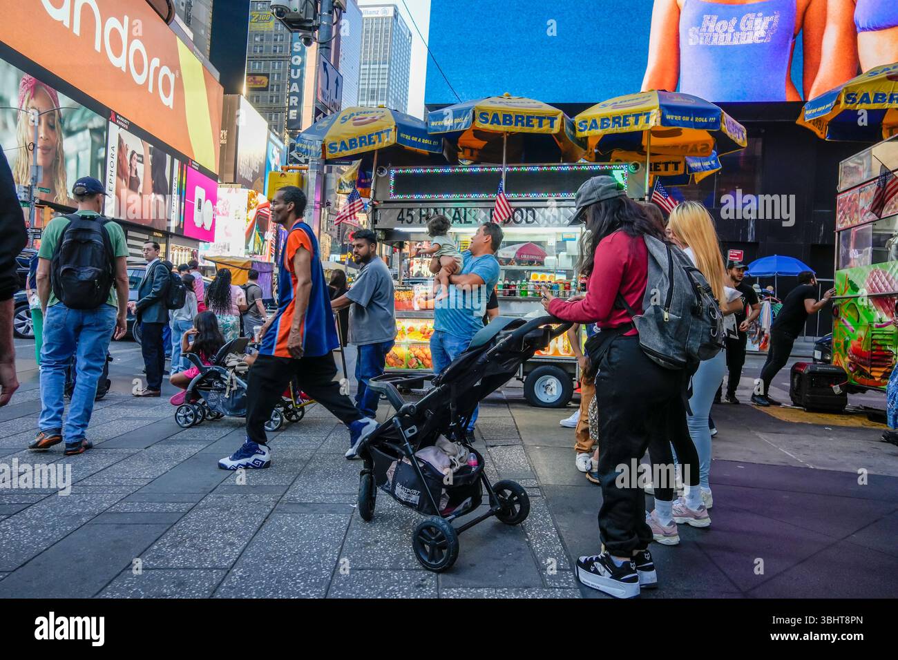Busy Times Square a New York mercoledì 4 giugno 2025. (© Richard B. Levine) Foto Stock