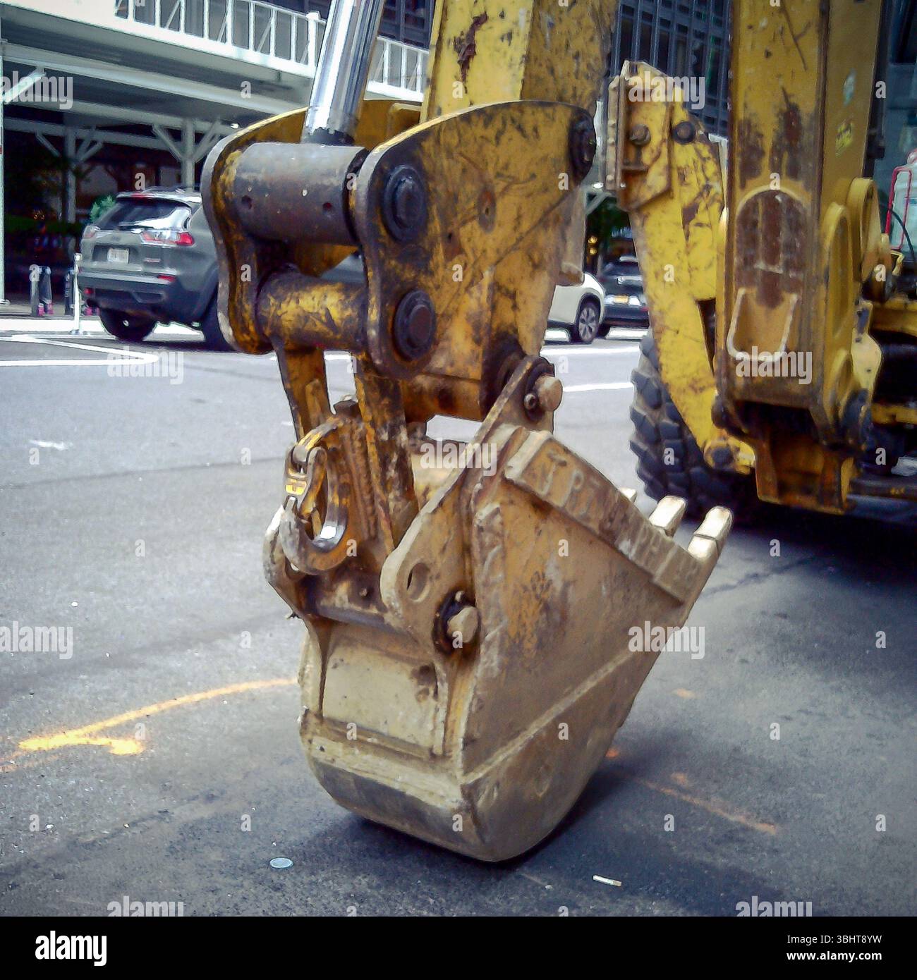 Pala di un escavatore parcheggiato a Midtown Manhattan a New York domenica 25 maggio 2025. (© Richard B. Levine) Foto Stock