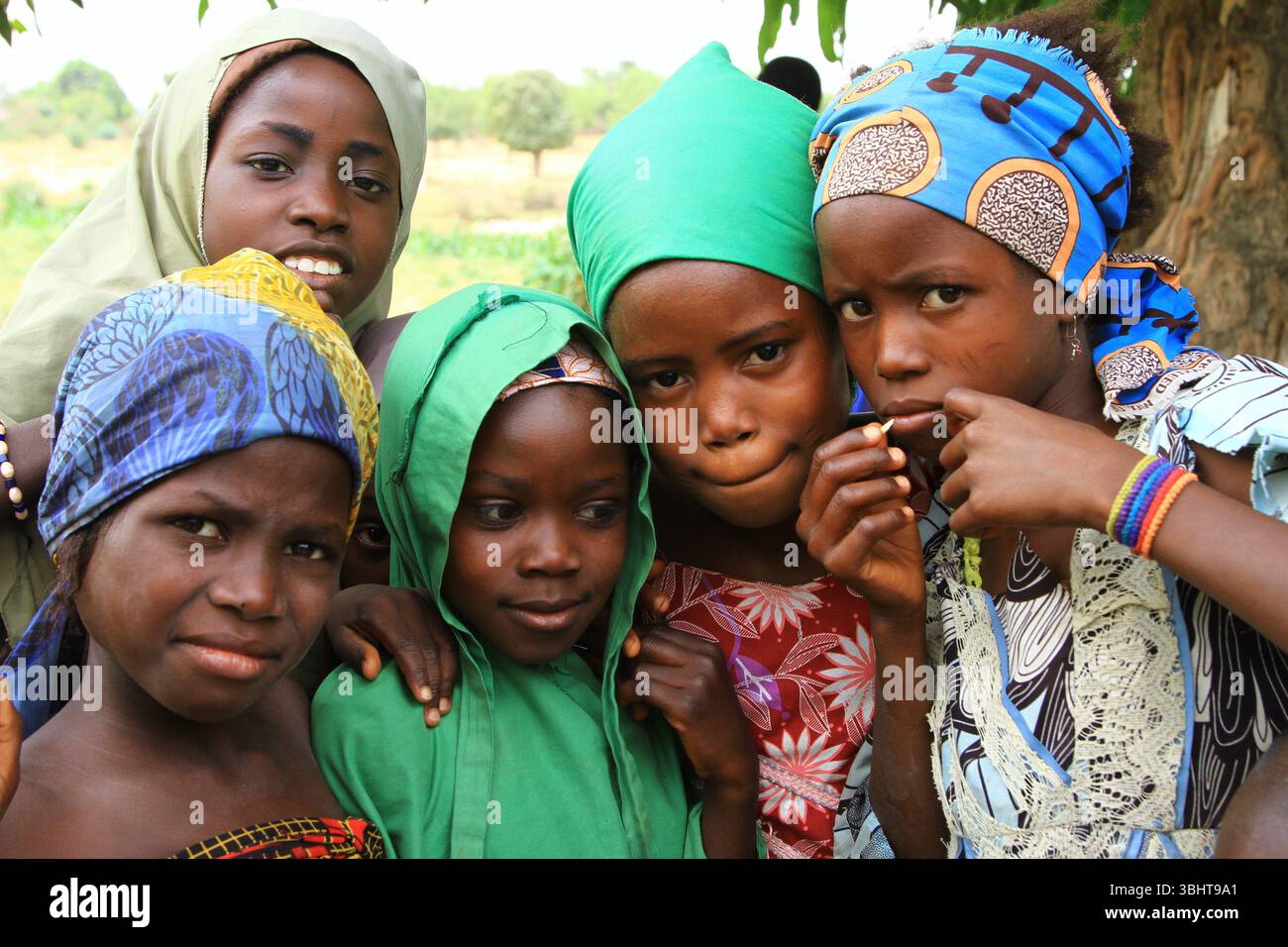 Queste immagini espressive evidenziano volti, identità e tradizioni delle comunità nigerane-africane. Foto Stock