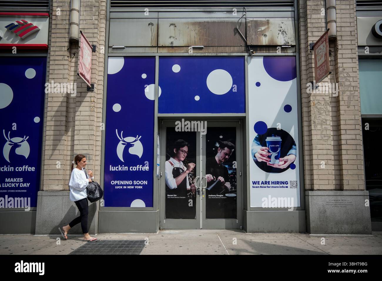 La gente passa davanti alla futura casa di una filiale della società cinese del caffè, Luckin Coffee a Chelsea, New York, domenica 8 giugno 2025. Questa è la seconda sede degli Stati Uniti con l'altra situata nell'East Village. Luckin ha più negozi in Asia che Starbucks. (© Richard B. Levine) Foto Stock