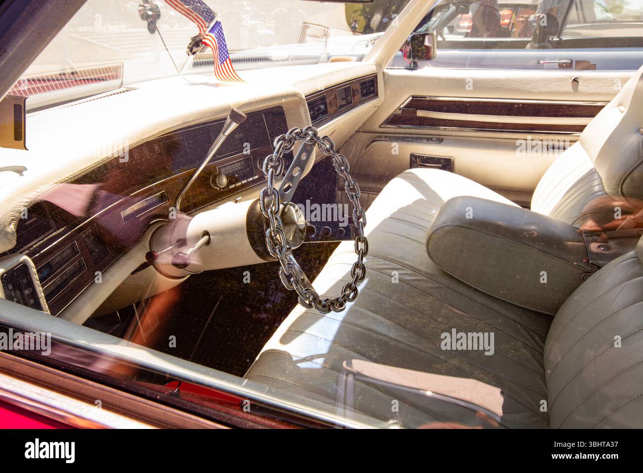 Interno di una Cadillac Eldorado d'epoca con volante a catena Foto Stock