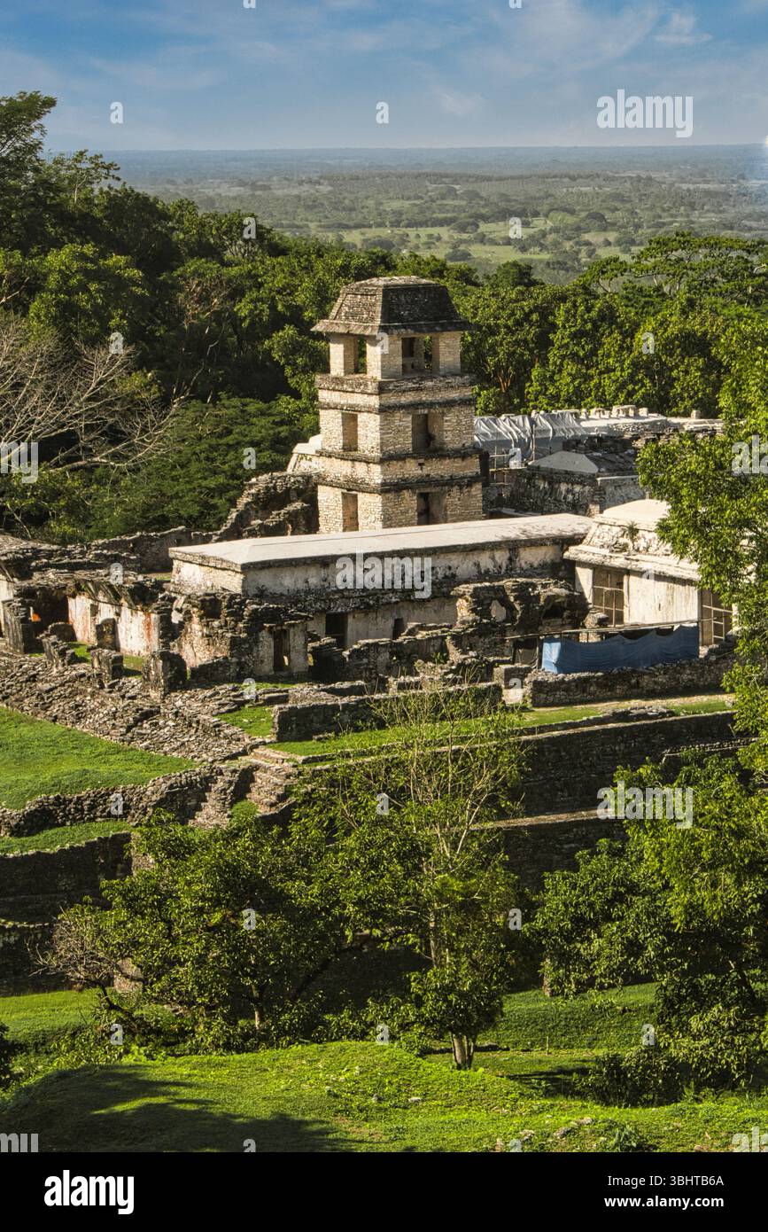 Antiche rovine maya di Palenque nel Chiapas, Messico, sito patrimonio dell'umanità dell'UNESCO circondato dalla giungla e dalla storia. Foto Stock