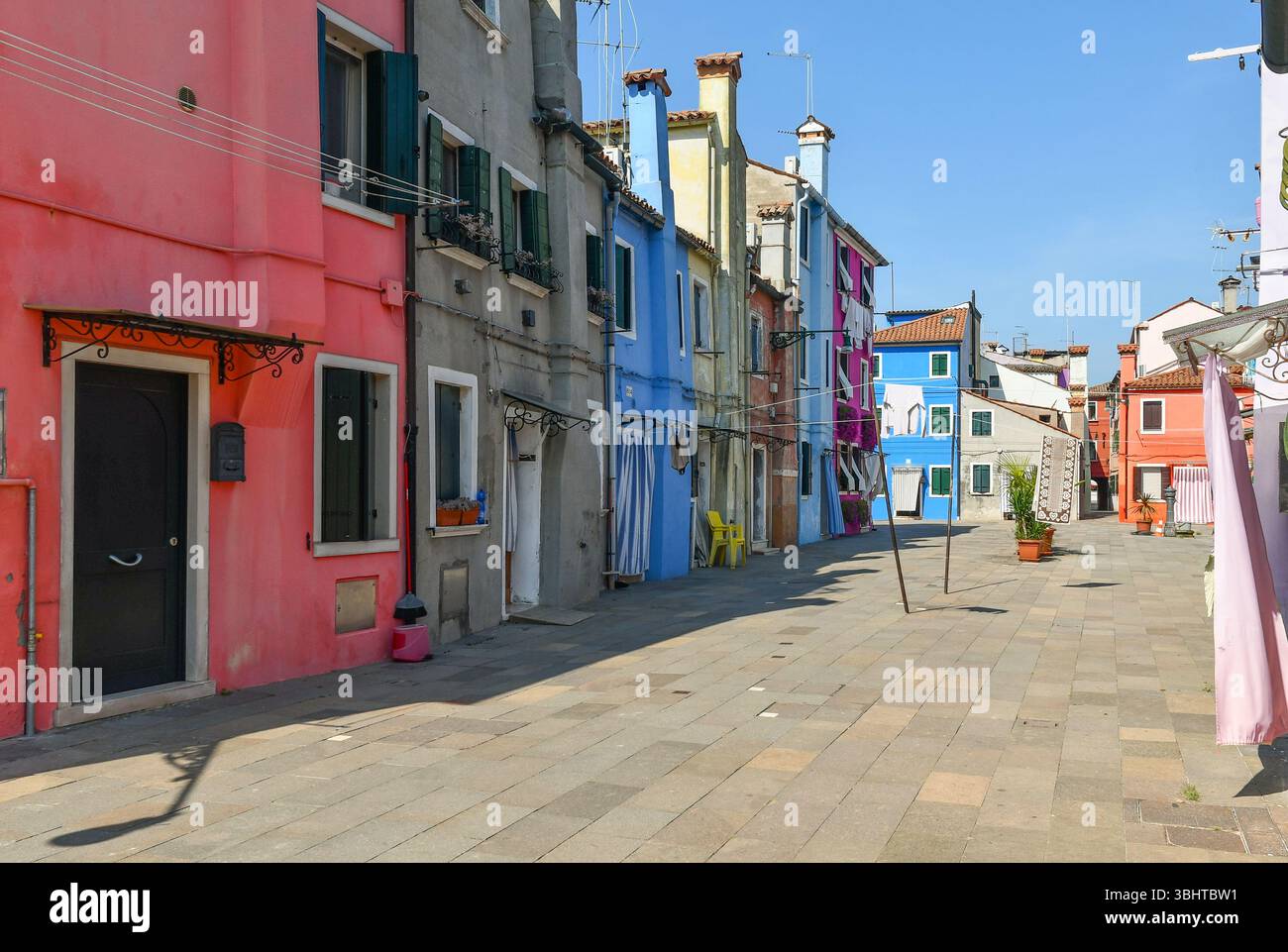 Case colorate e linee di lavaggio sull'isola di Murano, nella laguna veneta, Venezia, Veneto, Italia Foto Stock