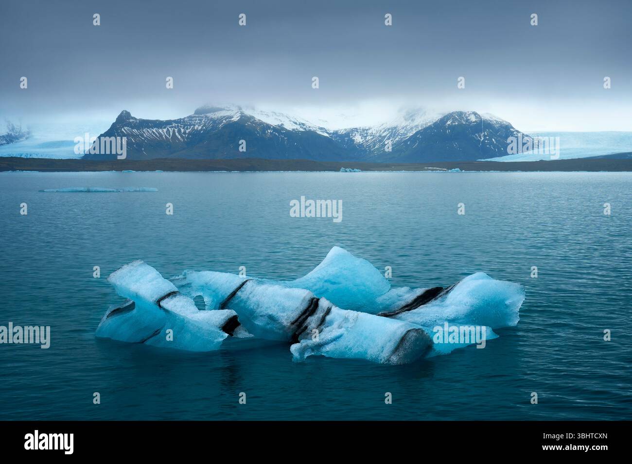 Laguna del ghiacciaio Jokulsarlon in inverno con piccoli iceberg galleggianti. Foto Stock