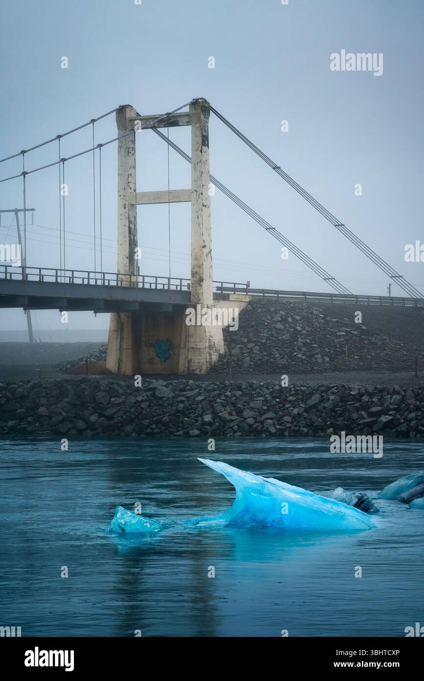 Laguna del ghiacciaio Jokulsarlon in inverno con piccoli iceberg galleggianti. Foto Stock