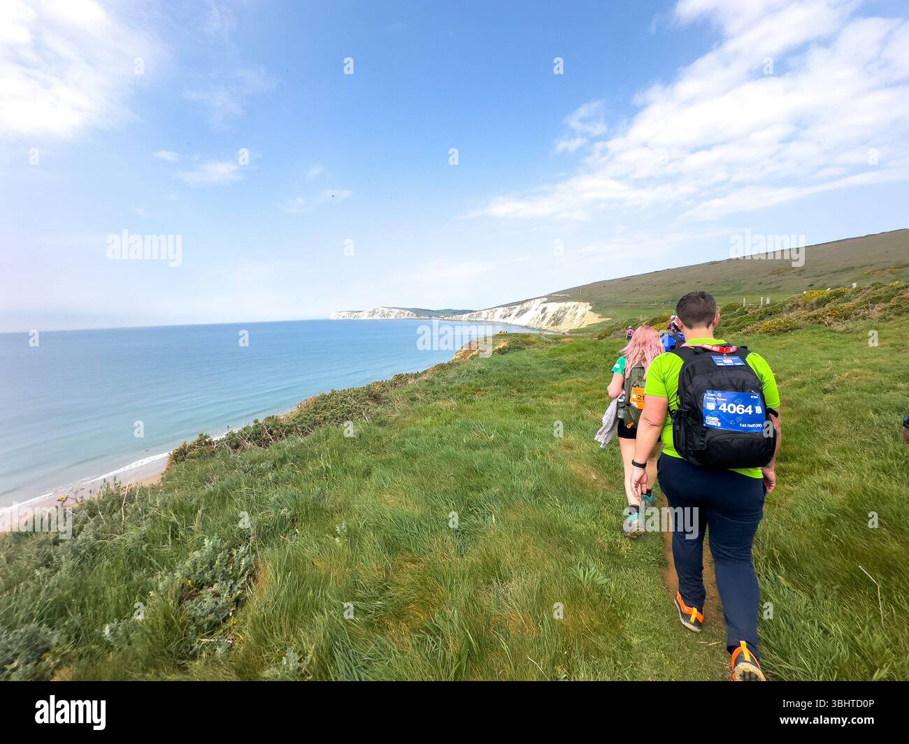3 MAGGIO 2025 - Isola di Wight, Regno Unito - escursionisti e camminatori che partecipano a un evento di camminata intorno all'Isola di Wight, con vista sul mare fino al Needles An Foto Stock