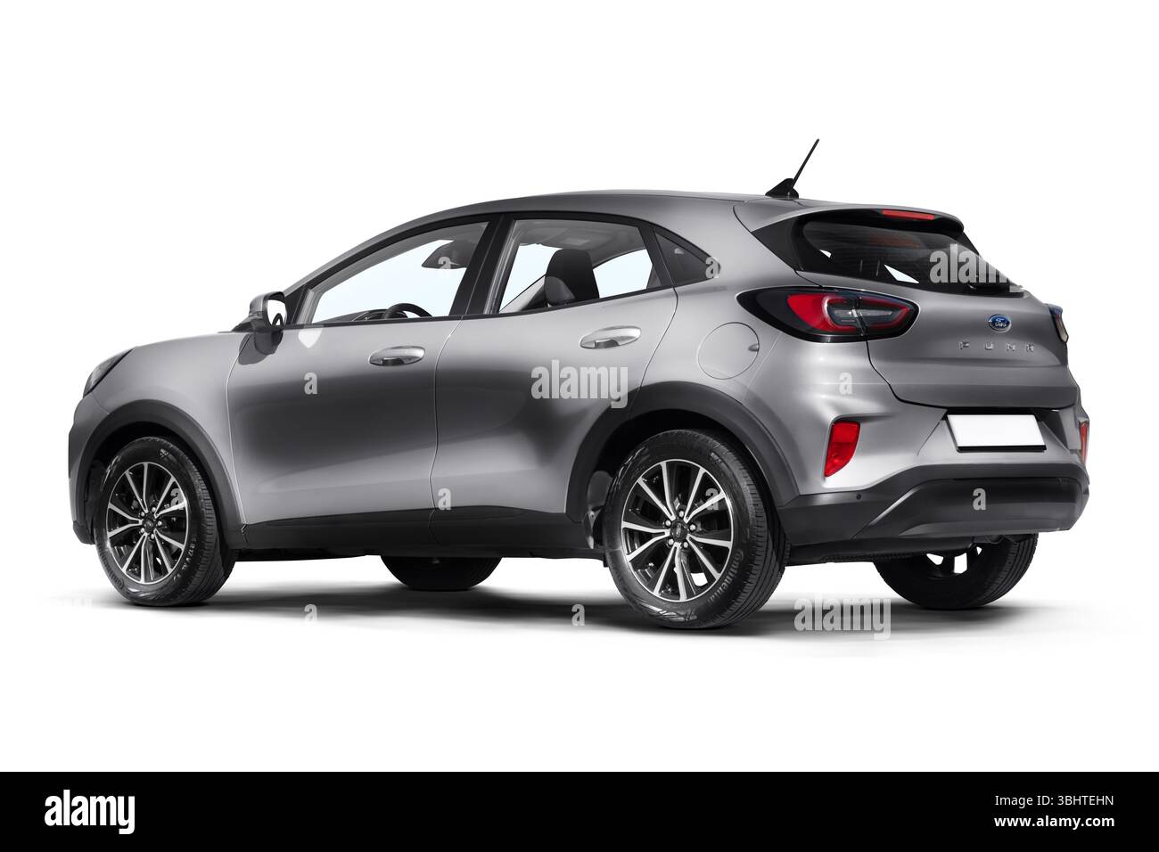 Izmir, Turchia - 08 maggio 2025: Ford Puma 2023 grigio, vista posteriore sinistra su tre quarti, isolata su sfondo bianco Foto Stock