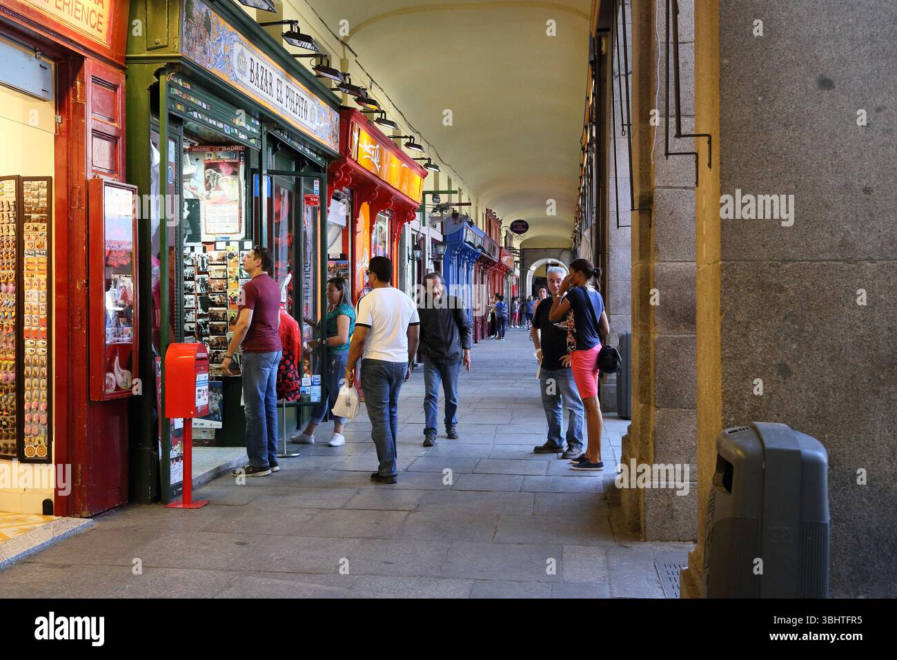 MADRID, SPAGNA - 24 MAGGIO 2017: Questa è una galleria di negozi lungo le gallerie coperte in Plaza Mayor. Foto Stock