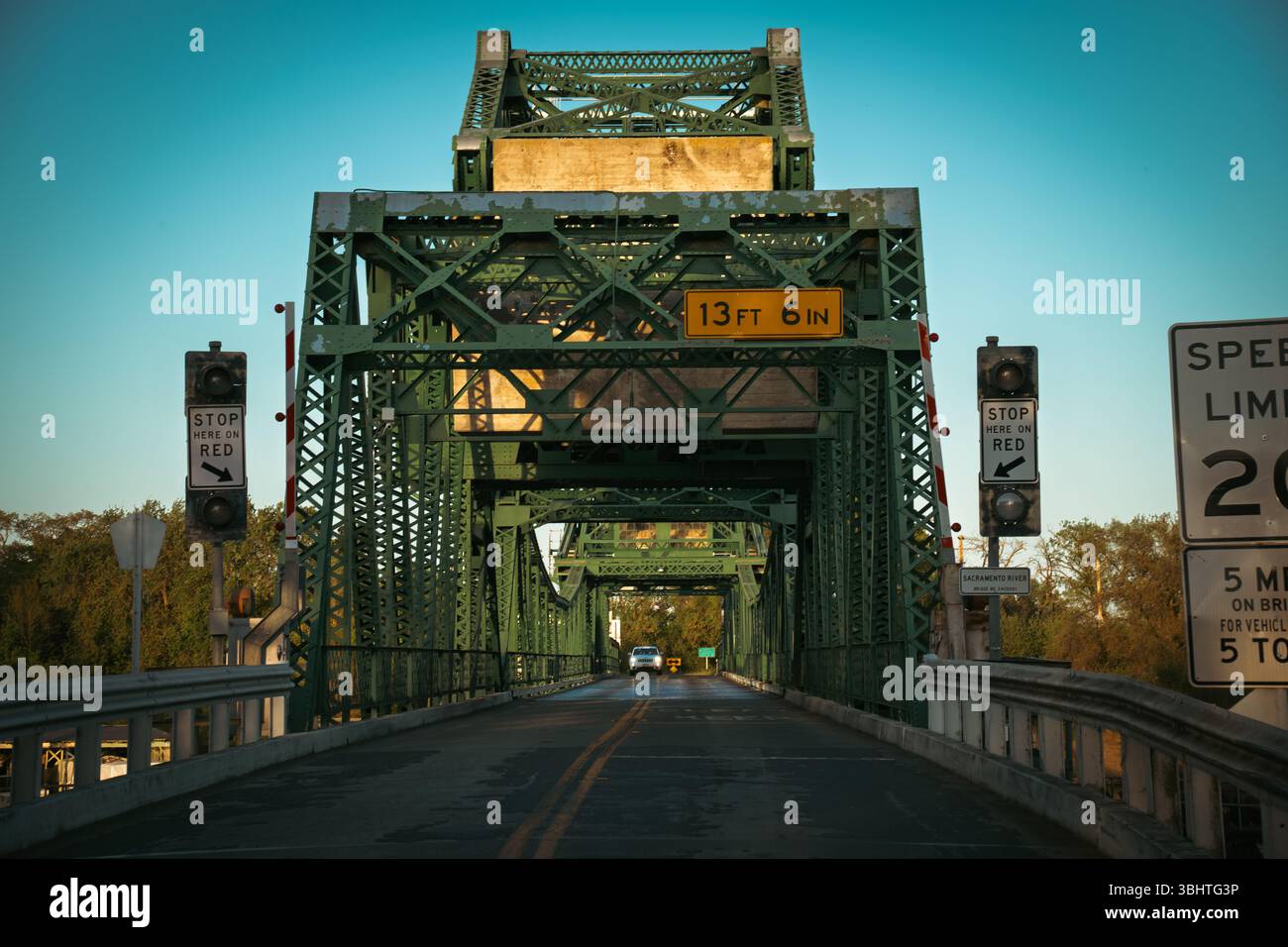 Una vista centrata dello storico Freeport Bridge dall'ingresso lato ovest, in piedi nel mezzo della strada guardando direttamente dall'altra parte della trus in acciaio Foto Stock
