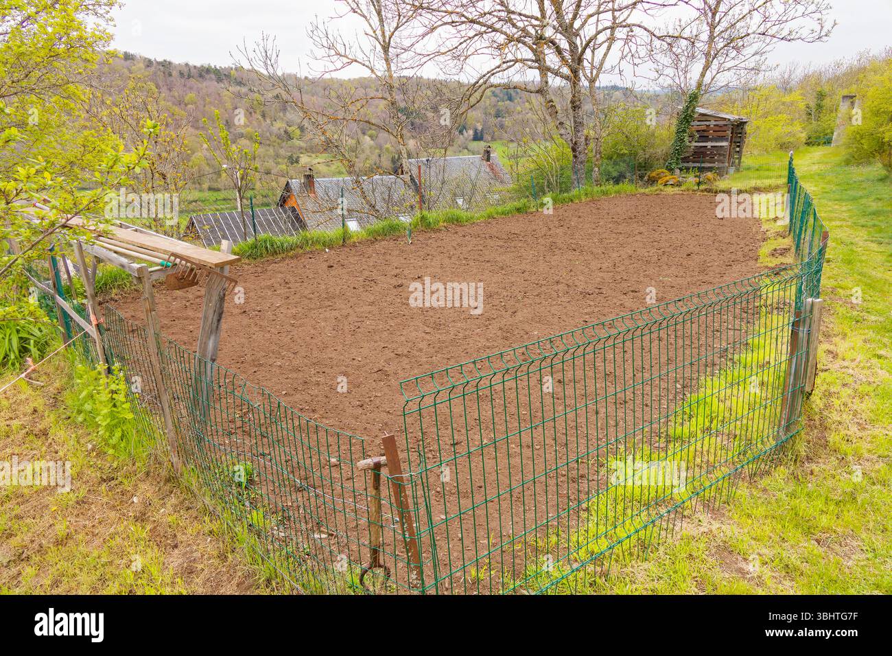 Murol, Francia. 24 aprile 2024. Roche Romaine il 24 aprile 2024 a Murol, Francia. Credito: Gerard Crossay/Alamy Stock Photo Foto Stock