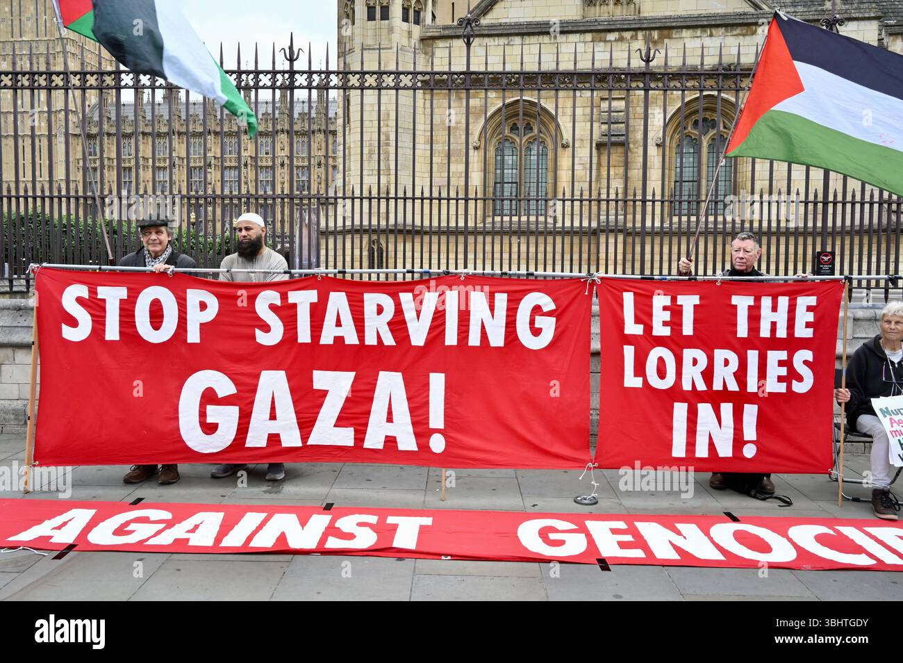 Londra, Regno Unito. Basta morire di fame a Gaza! Lasciate entrare i camion! Protesta tenuta fuori dalle camere del Parlamento. Chiedendo che la pressione sia aumentata su tutti i rappresentanti, i media e le istituzioni per chiedere che il governo imponga la fine del blocco bloccando tutte le armi a Israele. Crediti: michael melia/Alamy Live News Foto Stock