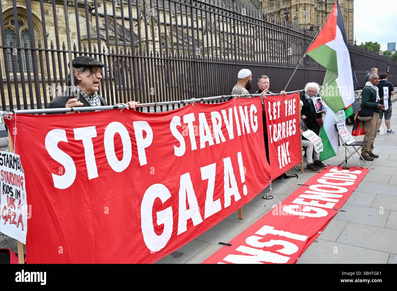 Londra, Regno Unito. Basta morire di fame a Gaza! Lasciate entrare i camion! Protesta tenuta fuori dalle camere del Parlamento. Chiedendo che la pressione sia aumentata su tutti i rappresentanti, i media e le istituzioni per chiedere che il governo imponga la fine del blocco bloccando tutte le armi a Israele. Crediti: michael melia/Alamy Live News Foto Stock