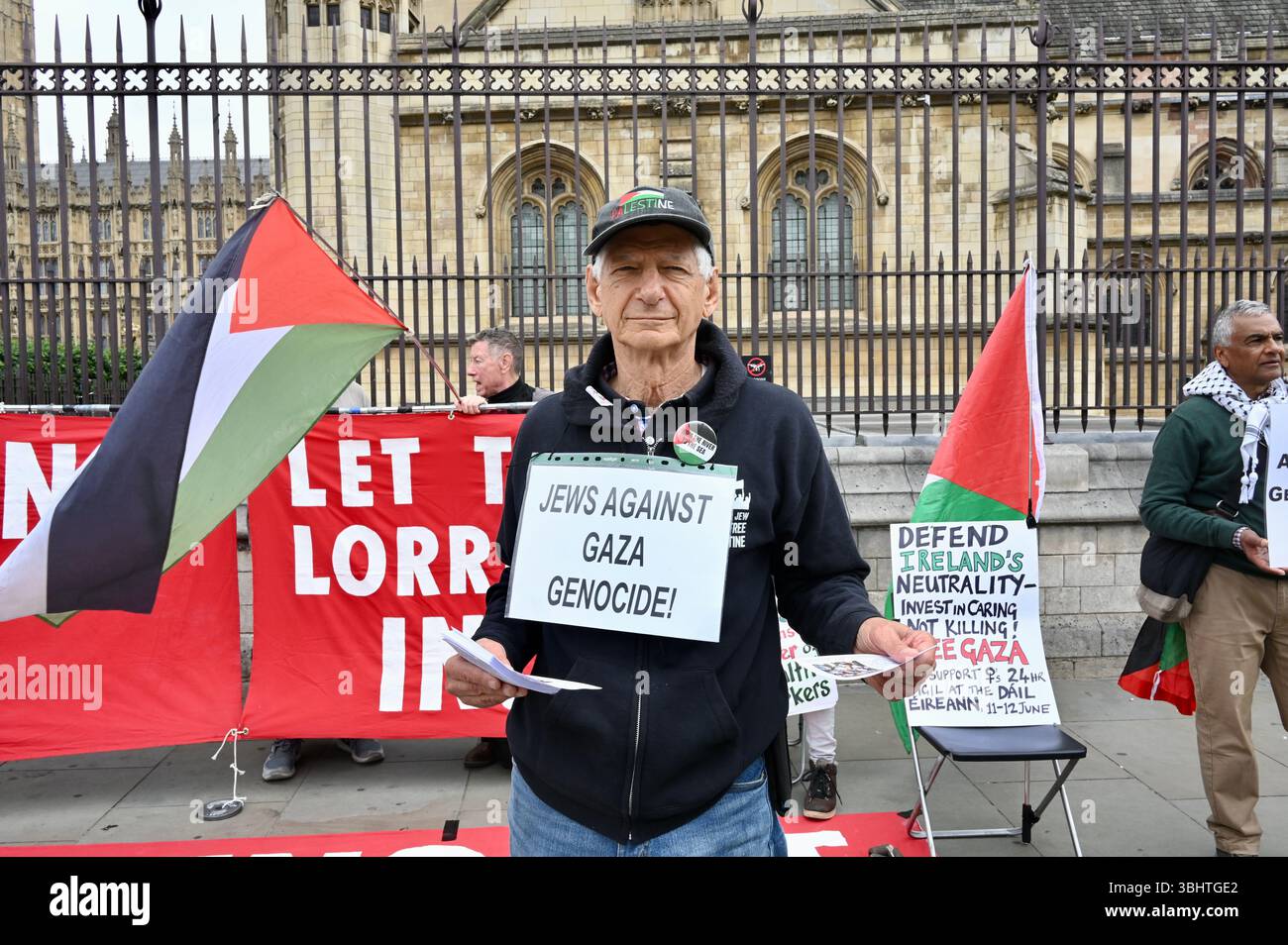 Londra, Regno Unito. Basta morire di fame a Gaza! Lasciate entrare i camion! Protesta tenuta fuori dalle camere del Parlamento. Chiedendo che la pressione sia aumentata su tutti i rappresentanti, i media e le istituzioni per chiedere che il governo imponga la fine del blocco bloccando tutte le armi a Israele. Crediti: michael melia/Alamy Live News Foto Stock