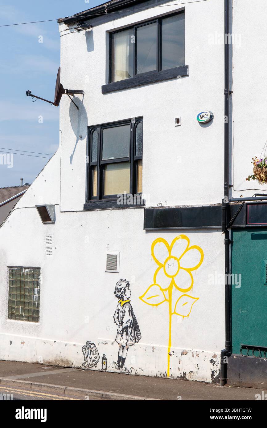 Un disegno di una ragazza su un edificio a Stalybridge Foto Stock