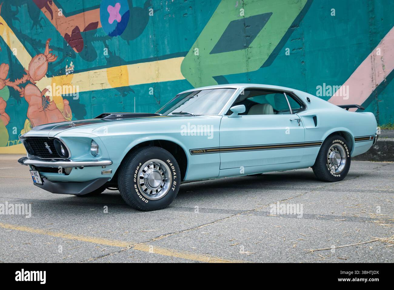 Chisinau, Moldavia - 13 aprile 2025: 1969 Ford Mustang Mach 1 (prima generazione) Foto Stock