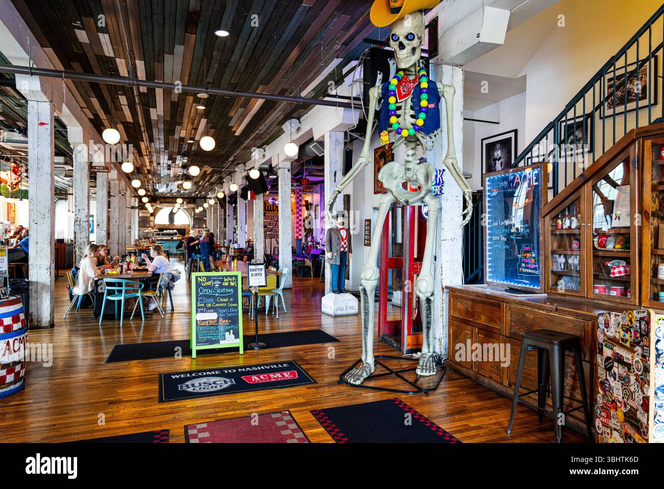 Interno del bar e ristorante Acme Feed and Seed a Lower Broadway, Nashville, Tennessee Foto Stock