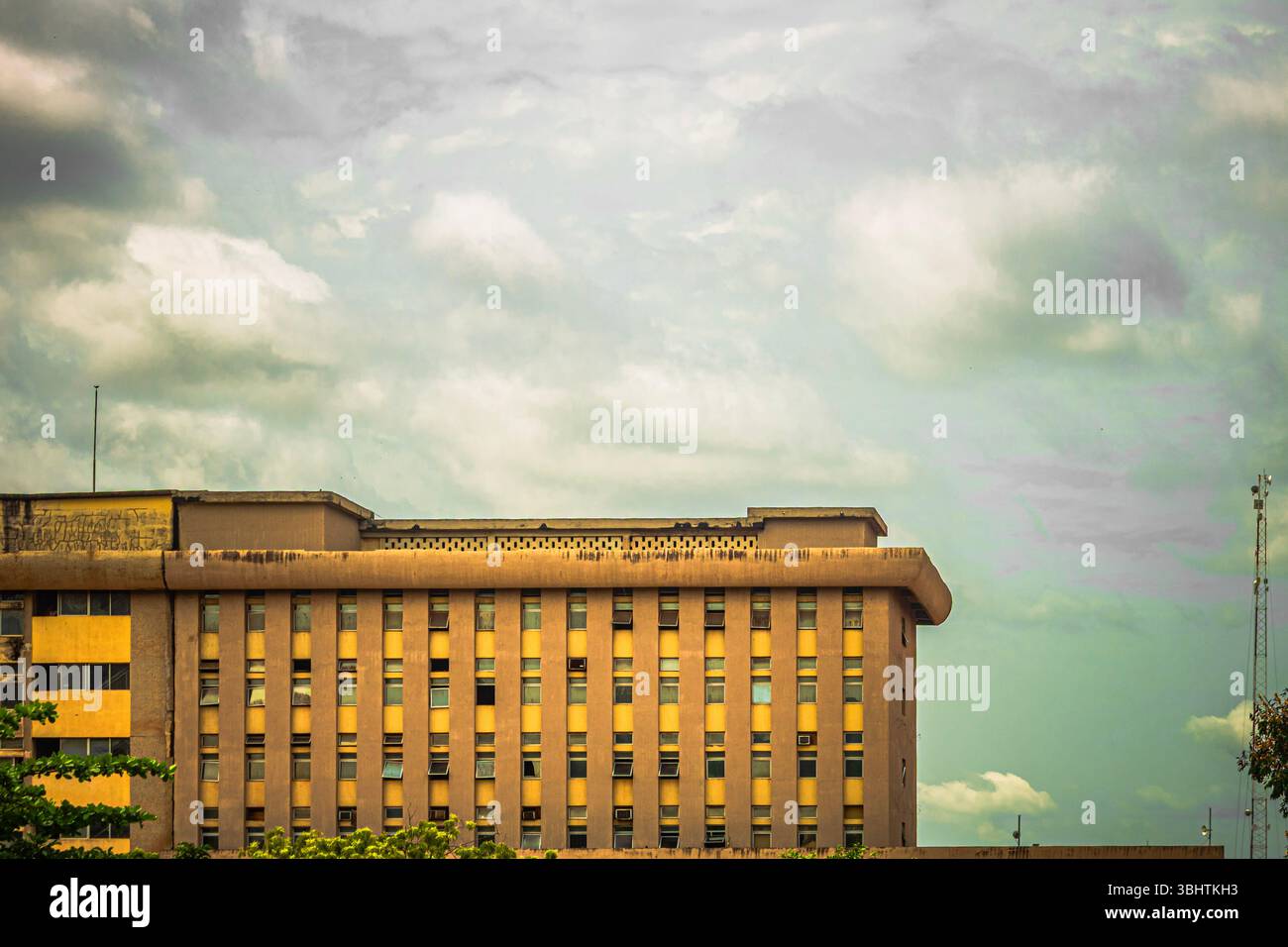 architettura africana brutalista contro un cielo nuvoloso drammatico con copia di spazio a enugu, nigeria Foto Stock