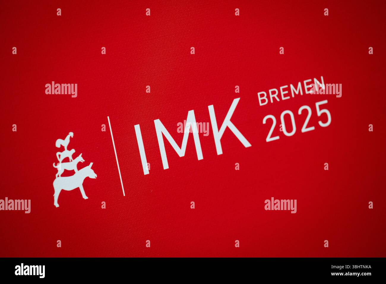 Bremerhaven, Germania. 11 giugno 2025. Conferenza dei ministri degli interni (IMK) è scritto su un poster. L'IMK si concentra sulla politica migratoria, sulle misure contro i femminicidi e sulle strategie per rafforzare la sicurezza interna. La conferenza è presieduta da Brema. Credito: Sina Schuldt/dpa/Alamy Live News Foto Stock
