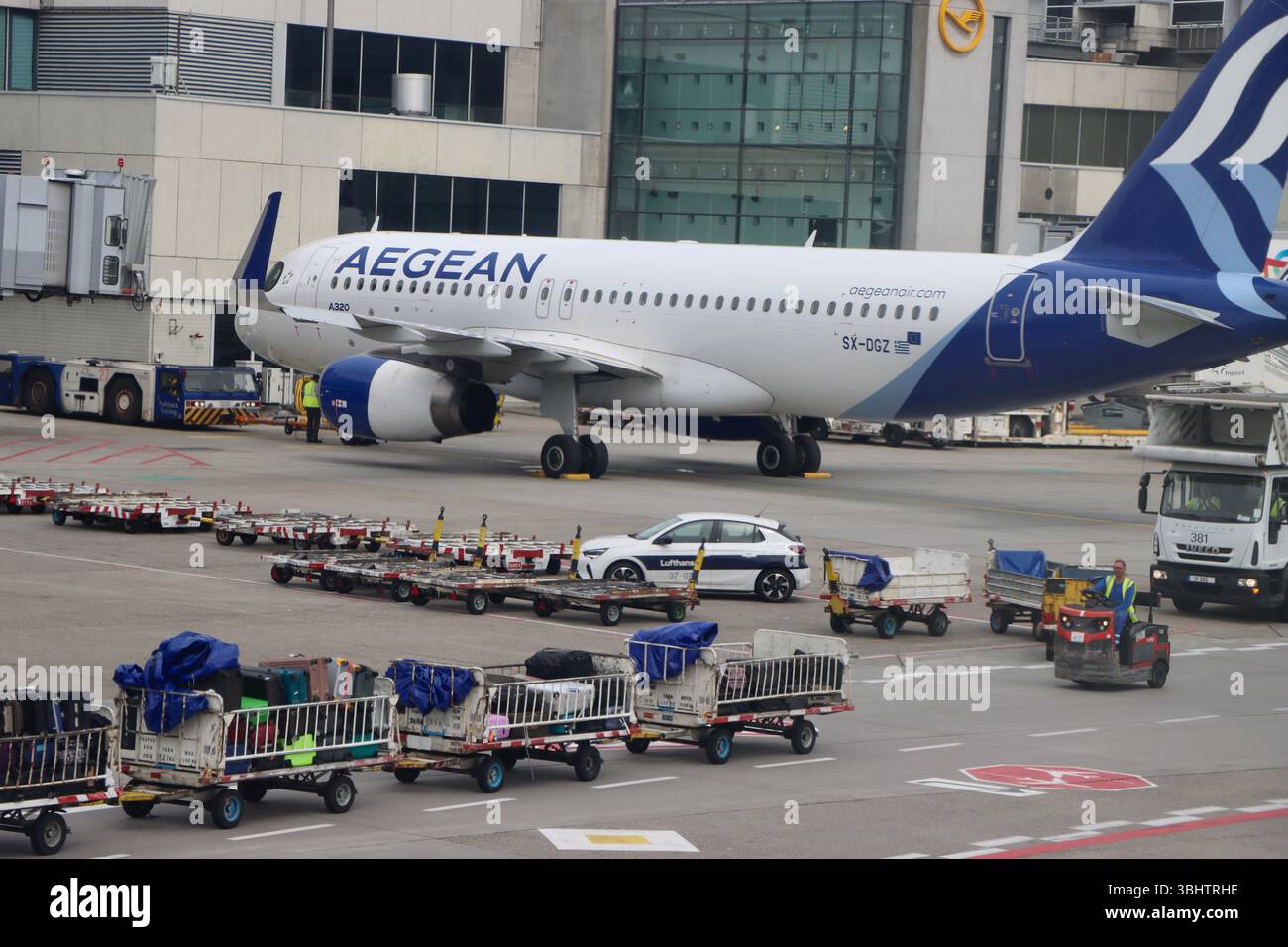 Le compagnie aeree dell'Egeo atterrano al gate dell'aeroporto internazionale di Francoforte il 31 maggio 2025 Foto Stock