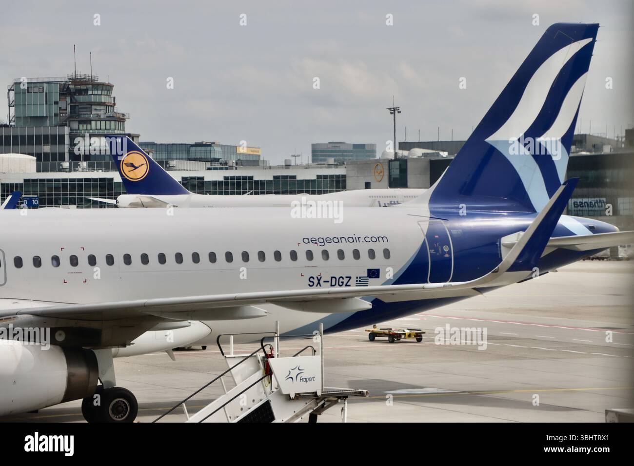 Le compagnie aeree dell'Egeo atterrano al gate dell'aeroporto internazionale di Francoforte il 31 maggio 2025 Foto Stock
