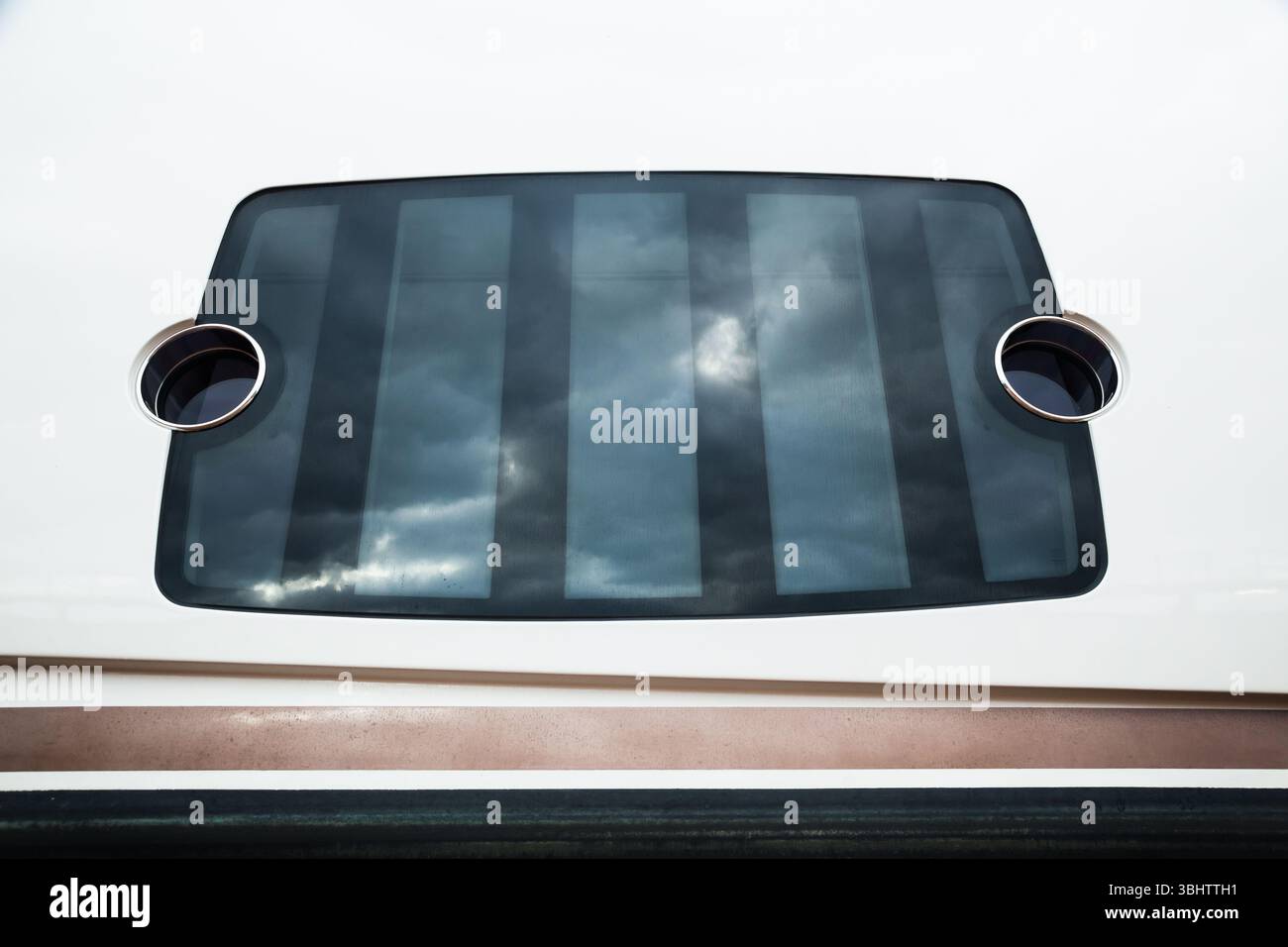 Oblò sullo scafo di uno yacht di lusso, primo piano. Foto Stock