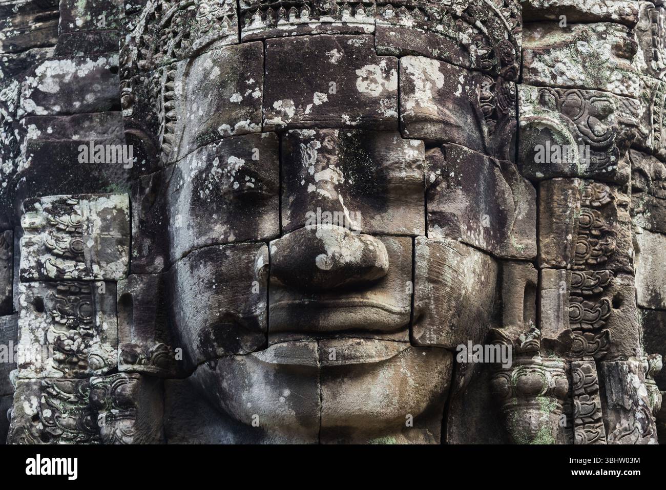 Guardiani buddisti, mistici, incantati, primi piani, Regno Khmer, il Buddhismo Theravada, sito patrimonio dell'umanità dell'UNESCO, statue sacre, Angkor Thom, Angk Foto Stock