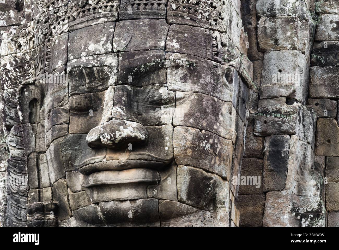 Guardiani buddisti, mistici, incantati, primi piani, Regno Khmer, il Buddhismo Theravada, sito patrimonio dell'umanità dell'UNESCO, statue sacre, Angkor Thom, Angk Foto Stock