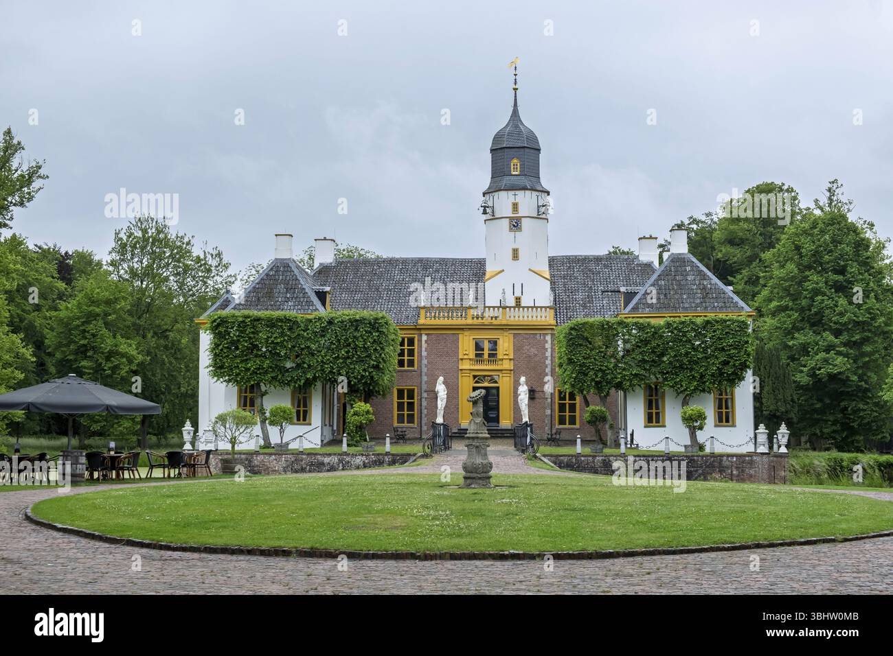 Il castello di Fraeylemaborg si trova in una tenuta di campagna a Slochteren, provincia di Groningen, Paesi Bassi Foto Stock