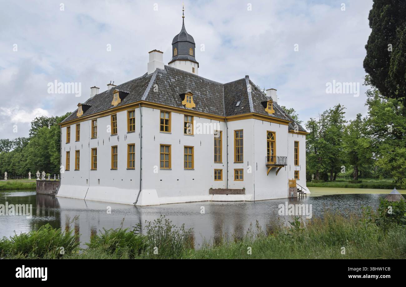 Il castello di Fraeylemaborg si trova in una tenuta di campagna a Slochteren, provincia di Groningen, Paesi Bassi Foto Stock