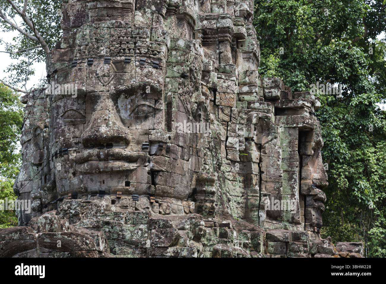 Guardiani buddisti, mistici, incantati, primi piani, Regno Khmer, il Buddhismo Theravada, sito patrimonio dell'umanità dell'UNESCO, statue sacre, Angkor Thom, Angk Foto Stock