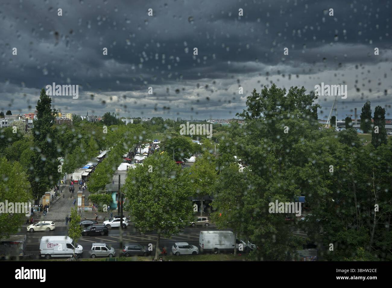 Germania, Berlino, 18.05.2025, domenica pomeriggio Mauerpark, vista da una casa su Kremmener Strasse al mercato delle pulci, Europa Foto Stock