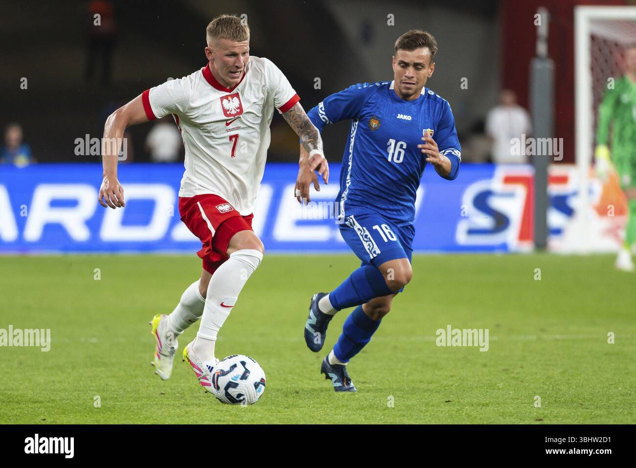 CHORZOW, POLONIA - 6 GIUGNO 2025: Amichevole Polonia - Moldavia. In azione Mateusz Bogusz (7) Victor Stina (16) Foto Stock