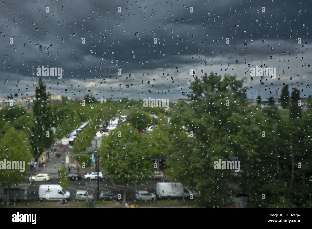 Germania, Berlino, 18.05.2025, domenica pomeriggio Mauerpark, vista da una casa su Kremmener Strasse al mercato delle pulci, Europa Foto Stock