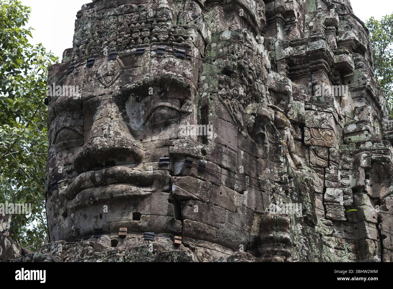 Guardiani buddisti, mistici, incantati, primi piani, Regno Khmer, il Buddhismo Theravada, sito patrimonio dell'umanità dell'UNESCO, statue sacre, Angkor Thom, Angk Foto Stock