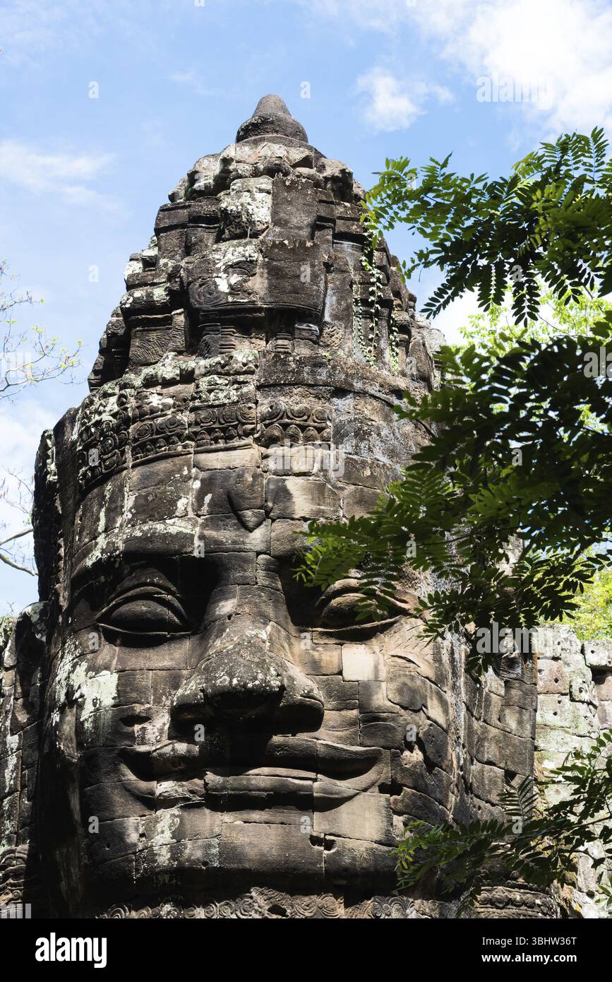 Guardiani buddisti, mistici, incantati, primi piani, Regno Khmer, il Buddhismo Theravada, sito patrimonio dell'umanità dell'UNESCO, statue sacre, Angkor Thom, Angk Foto Stock