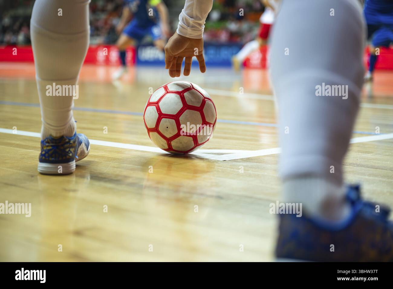 Gambe del calciatore durante la partita di calcio Foto Stock