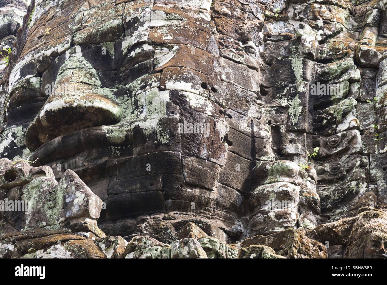 Guardiani buddisti, mistici, incantati, primi piani, Regno Khmer, il Buddhismo Theravada, sito patrimonio dell'umanità dell'UNESCO, statue sacre, Angkor Thom, Angk Foto Stock
