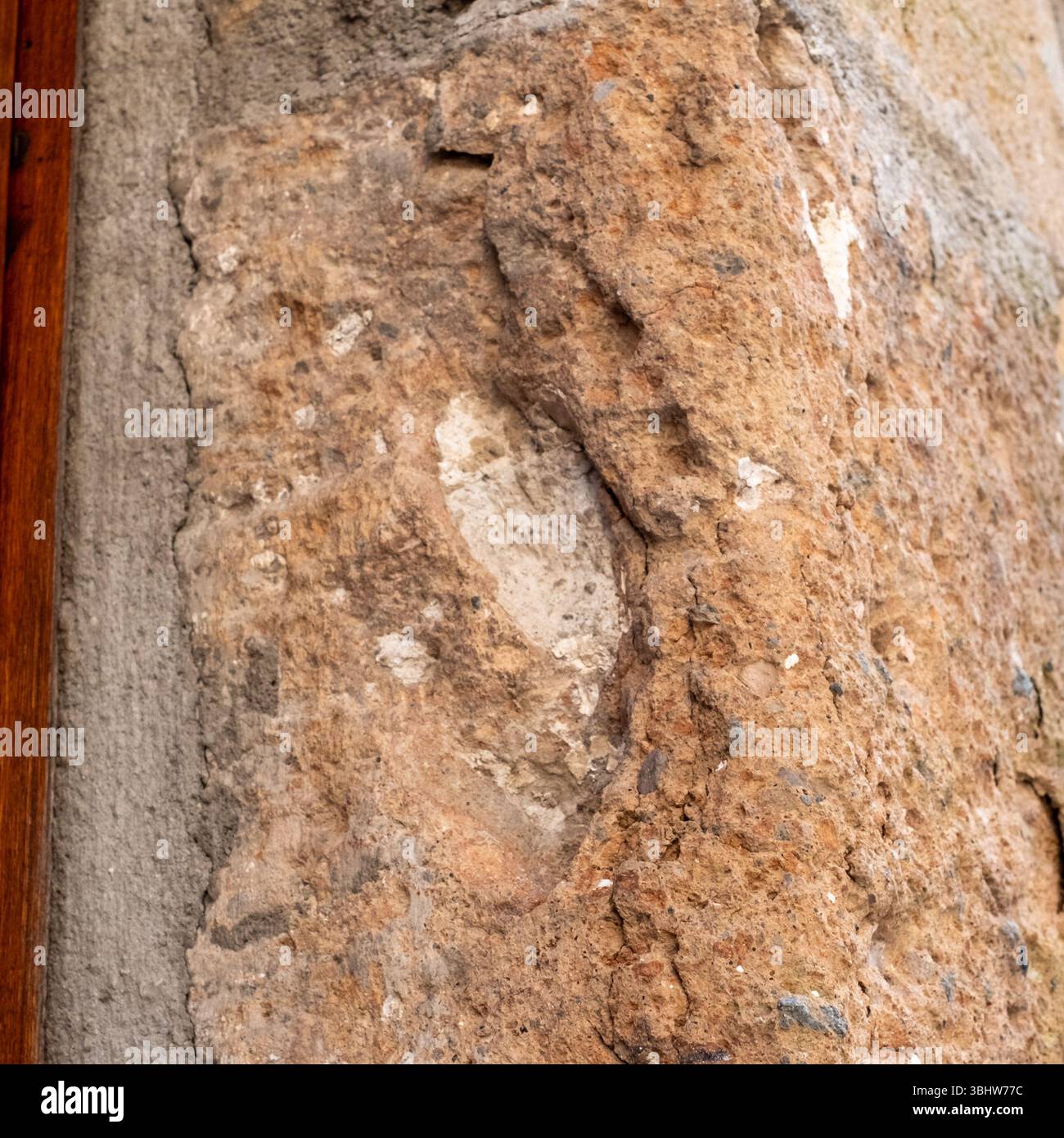 Buco nel palo in pietra dove una volta era apposta una mezuza, all'interno dello storico ghetto ebraico di Pitigliano, Toscana, Italia Foto Stock