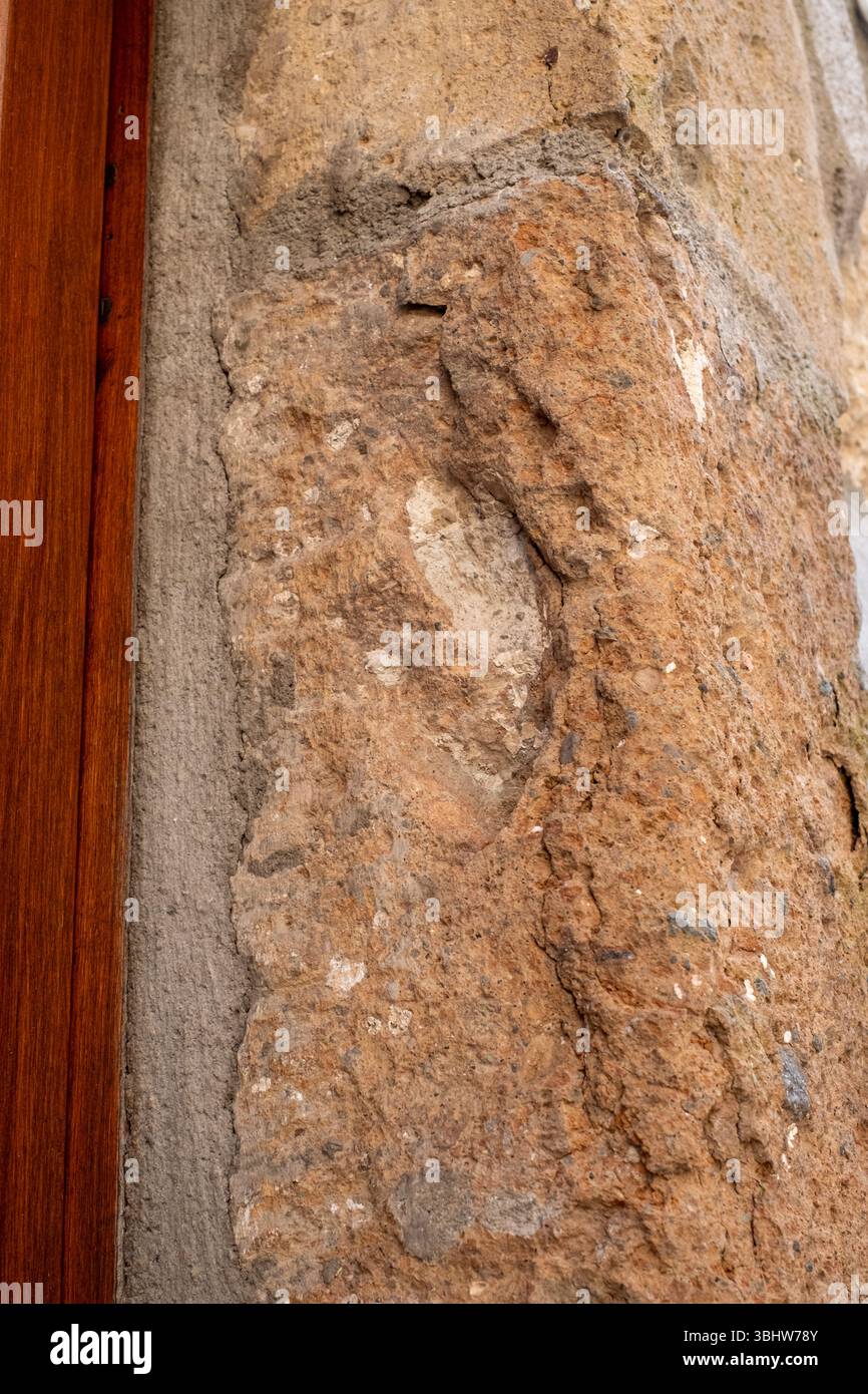 Buco nel palo in pietra dove una volta era apposta una mezuza, all'interno dello storico ghetto ebraico di Pitigliano, Toscana, Italia Foto Stock