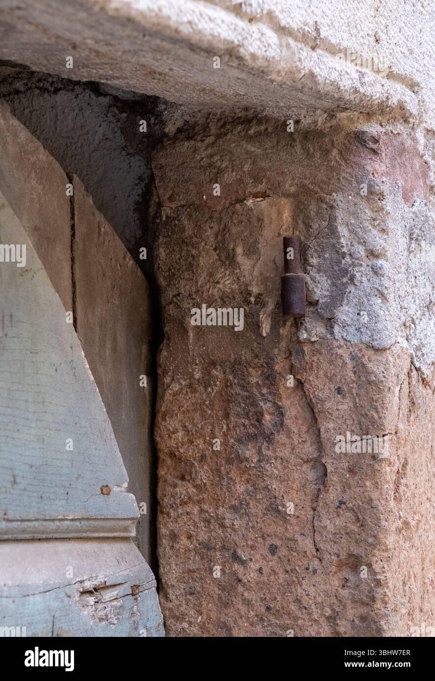 Buco nel palo in pietra dove una volta era apposta una mezuza, all'interno dello storico ghetto ebraico di Pitigliano, Toscana, Italia Foto Stock