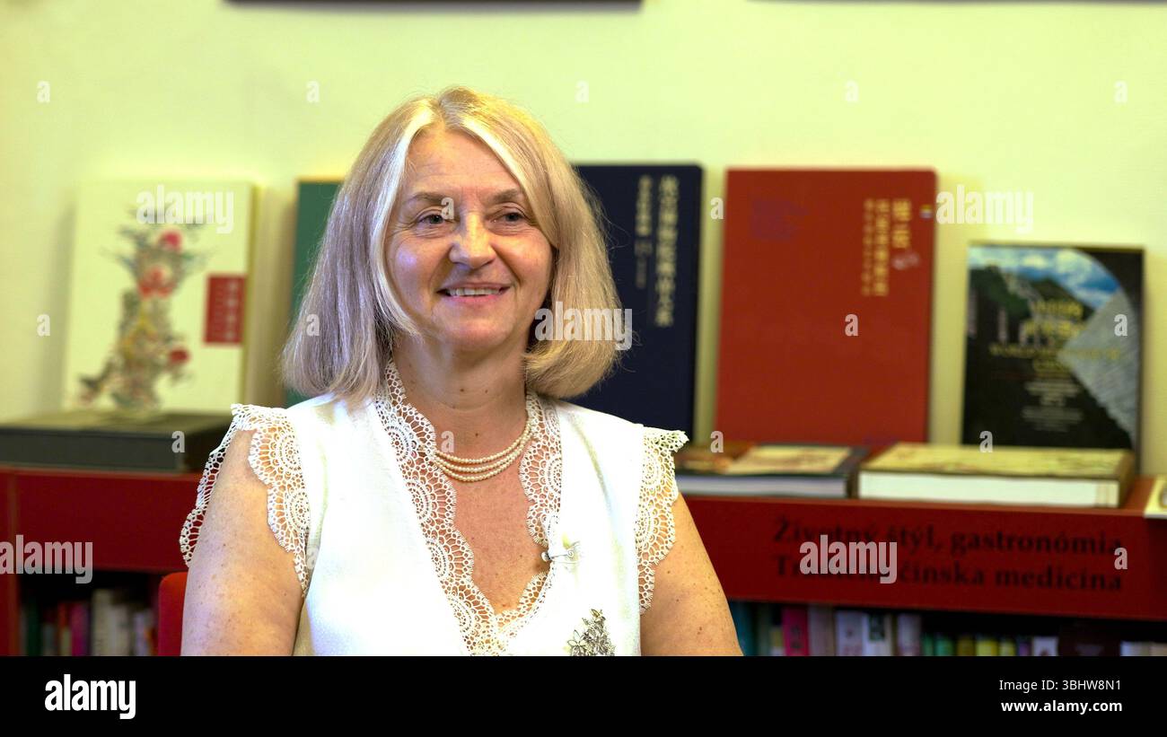 (250611) -- BANSKA BYSTRICA (SLOVACCHIA), 11 giugno 2025 (Xinhua) -- Olga Doktorova, direttore della Biblioteca scientifica di Stato di Banska Bystrica, è intervistata a Banska Bystrica, Slovacchia, il 5 giugno 2025. Un secolo fa, l'architetto ungherese Ladislav Hudec fuggì dai tumulti della prima guerra mondiale e trovò rifugio in Cina. Stabilitosi a Shanghai nel 1918, contribuì a plasmare lo skyline di quella che sarebbe diventata la più grande metropoli della Cina. Hudec ha progettato quasi 70 edifici a Shanghai -- 27 dei quali sono ora riconosciuti come straordinari punti di riferimento storici. Tra le sue opere iconiche ci sono il Park Hotel, un tempo alto Foto Stock