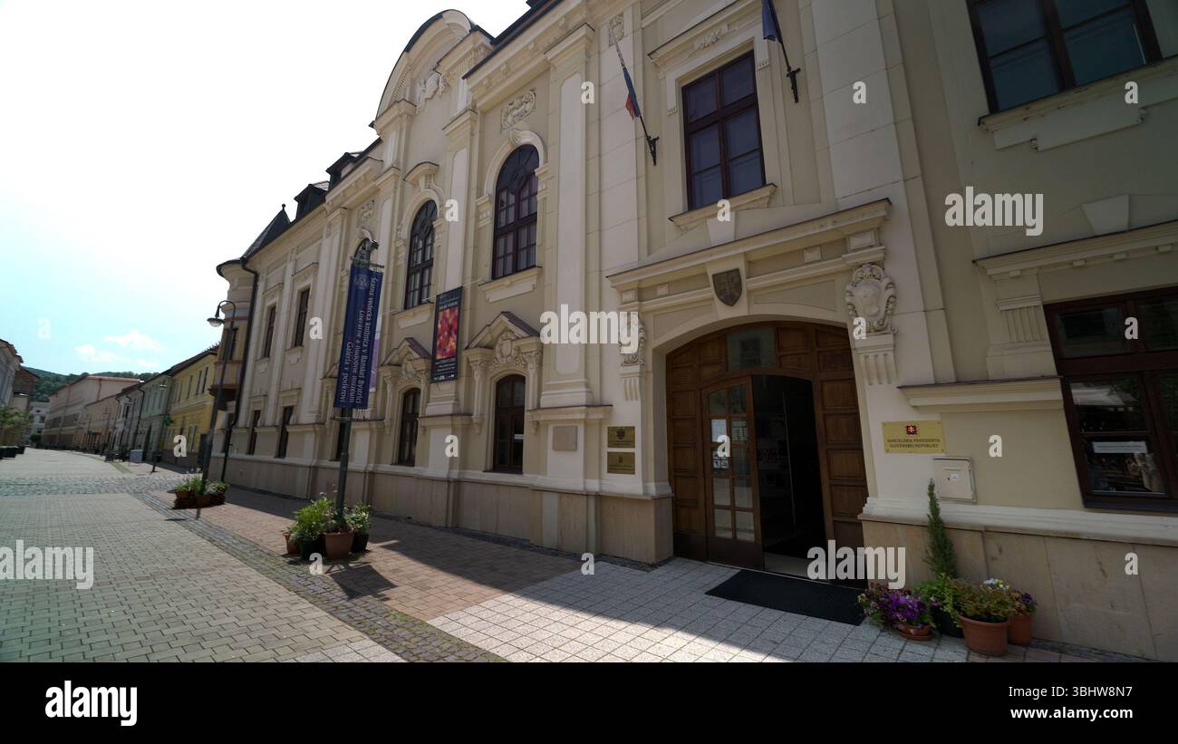 (250611) -- BANSKA BYSTRICA (SLOVACCHIA), 11 giugno 2025 (Xinhua) -- foto scattata il 5 giugno 2025 mostra la vista frontale della Biblioteca scientifica di Stato di Banska Bystrica, Slovacchia. Un secolo fa, l'architetto ungherese Ladislav Hudec fuggì dai tumulti della prima guerra mondiale e trovò rifugio in Cina. Stabilitosi a Shanghai nel 1918, contribuì a plasmare lo skyline di quella che sarebbe diventata la più grande metropoli della Cina. Hudec ha progettato quasi 70 edifici a Shanghai -- 27 dei quali sono ora riconosciuti come straordinari punti di riferimento storici. Tra le sue opere iconiche ci sono il Park Hotel, un tempo l'edificio più alto dell'Asia, il GR Foto Stock