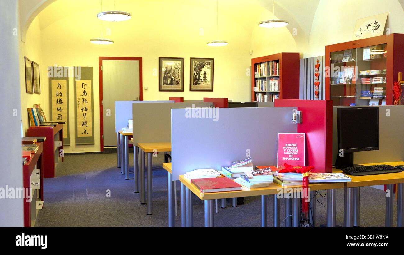 (250611) -- BANSKA BYSTRICA (SLOVACCHIA), 11 giugno 2025 (Xinhua) -- foto scattata il 5 giugno 2025 mostra la vista interna della sala Window of Shanghai presso la Biblioteca scientifica di Stato di Banska Bystrica, Slovacchia. Un secolo fa, l'architetto ungherese Ladislav Hudec fuggì dai tumulti della prima guerra mondiale e trovò rifugio in Cina. Stabilitosi a Shanghai nel 1918, contribuì a plasmare lo skyline di quella che sarebbe diventata la più grande metropoli della Cina. Hudec ha progettato quasi 70 edifici a Shanghai -- 27 dei quali sono ora riconosciuti come straordinari punti di riferimento storici. Tra le sue opere iconiche ci sono il Park Hotel, una volta il Foto Stock