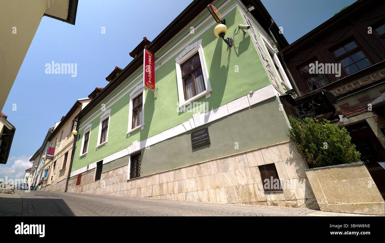 (250611) -- BANSKA BYSTRICA (SLOVACCHIA), 11 giugno 2025 (Xinhua) -- foto scattata il 5 giugno 2025 mostra la casa in cui è nato l'architetto ungherese Ladislav Hudec a Banska Bystrica, Slovacchia. Un secolo fa, l'architetto ungherese Ladislav Hudec fuggì dai tumulti della prima guerra mondiale e trovò rifugio in Cina. Stabilitosi a Shanghai nel 1918, contribuì a plasmare lo skyline di quella che sarebbe diventata la più grande metropoli della Cina. Hudec ha progettato quasi 70 edifici a Shanghai -- 27 dei quali sono ora riconosciuti come straordinari punti di riferimento storici. Tra le sue opere iconiche vi è il Park Hotel, un tempo l'edificio più alto Foto Stock