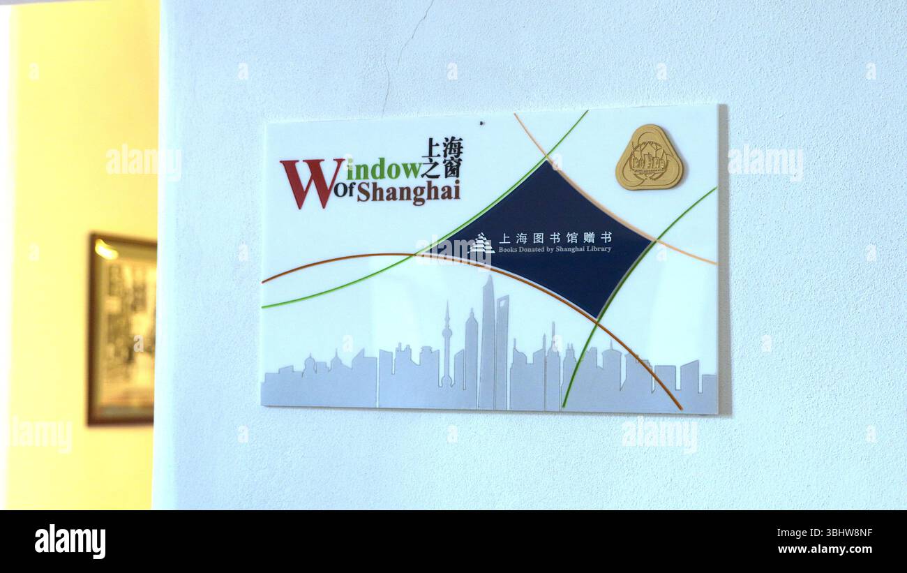 (250611) -- BANSKA BYSTRICA (SLOVACCHIA), 11 giugno 2025 (Xinhua) -- foto scattata il 5 giugno 2025 mostra la targa della finestra di Shanghai fuori dalla sala della biblioteca della Biblioteca scientifica di Stato di Banska Bystrica, Slovacchia. Un secolo fa, l'architetto ungherese Ladislav Hudec fuggì dai tumulti della prima guerra mondiale e trovò rifugio in Cina. Stabilitosi a Shanghai nel 1918, contribuì a plasmare lo skyline di quella che sarebbe diventata la più grande metropoli della Cina. Hudec ha progettato quasi 70 edifici a Shanghai -- 27 dei quali sono ora riconosciuti come straordinari punti di riferimento storici. Tra le sue opere iconiche ci sono The Park Hotel, On Foto Stock