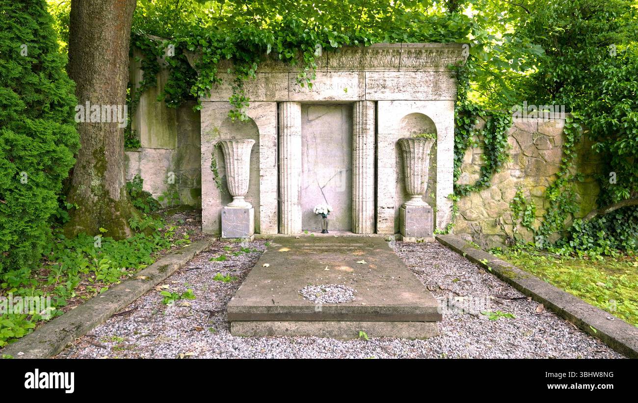 (250611) -- BANSKA BYSTRICA (SLOVACCHIA), 11 giugno 2025 (Xinhua) -- foto scattata il 5 giugno 2025 mostra la tomba della famiglia dell'architetto ungherese Ladislav Hudec, dove fu sepolto Ladislav Hudec a Banska Bystrica, Slovacchia. Un secolo fa, l'architetto ungherese Ladislav Hudec fuggì dai tumulti della prima guerra mondiale e trovò rifugio in Cina. Stabilitosi a Shanghai nel 1918, contribuì a plasmare lo skyline di quella che sarebbe diventata la più grande metropoli della Cina. Hudec ha progettato quasi 70 edifici a Shanghai -- 27 dei quali sono ora riconosciuti come straordinari punti di riferimento storici. Tra le sue opere iconiche ci sono il Park ho Foto Stock