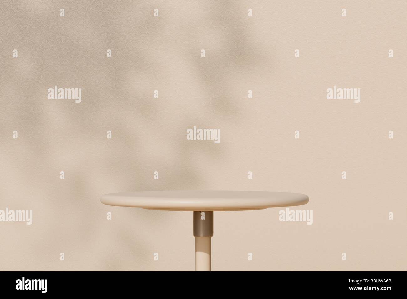 Un semplice tavolo rotondo si staglia a vuoto contro una parete con texture beige e ombre naturali morbide. rendering 3d. Foto Stock