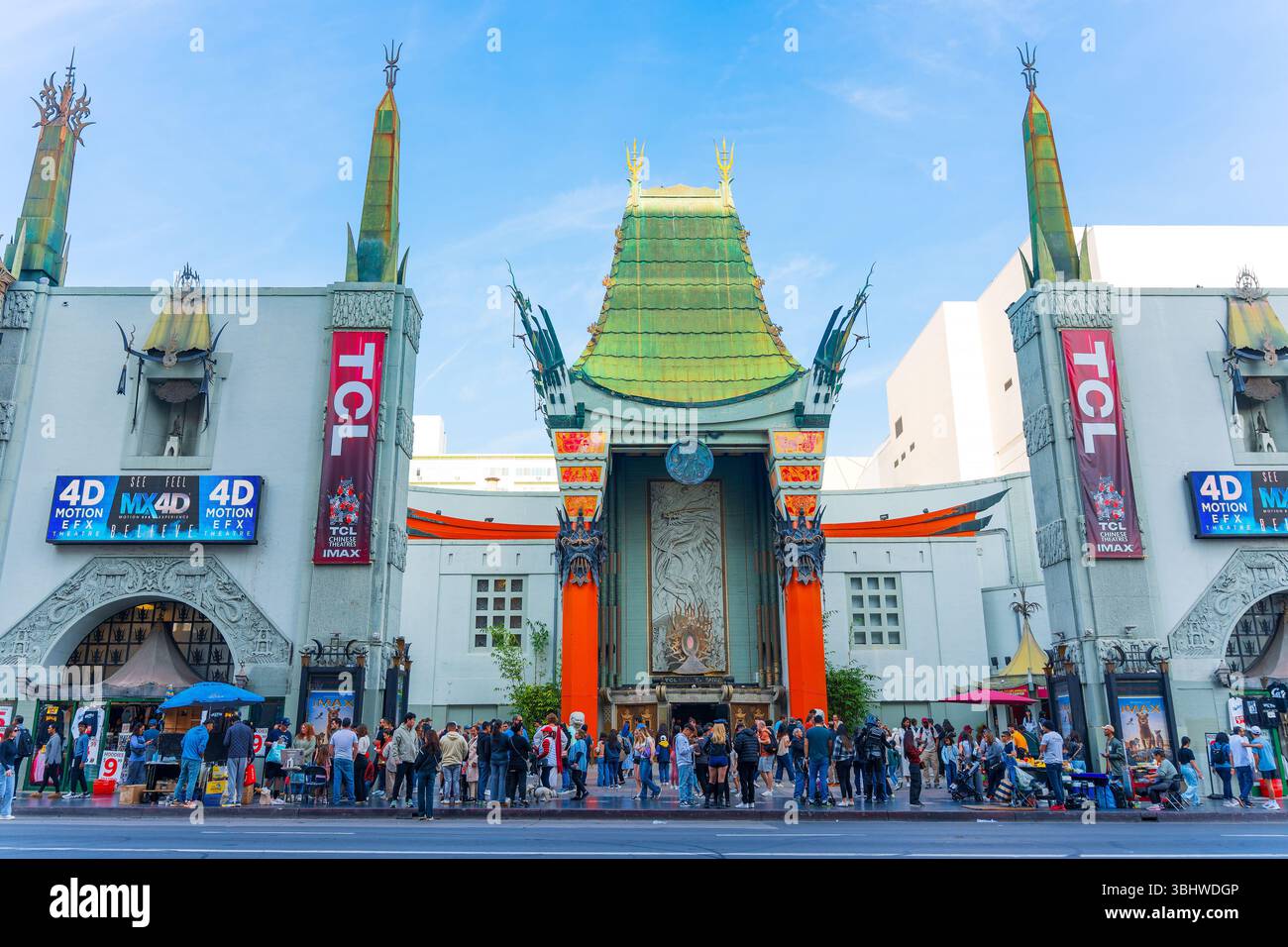 Los Angeles, California - 23 dicembre 2024: L'iconico TCL Chinese Theatre di Los Angeles, California, con visitatori e cieli azzurri. Foto Stock