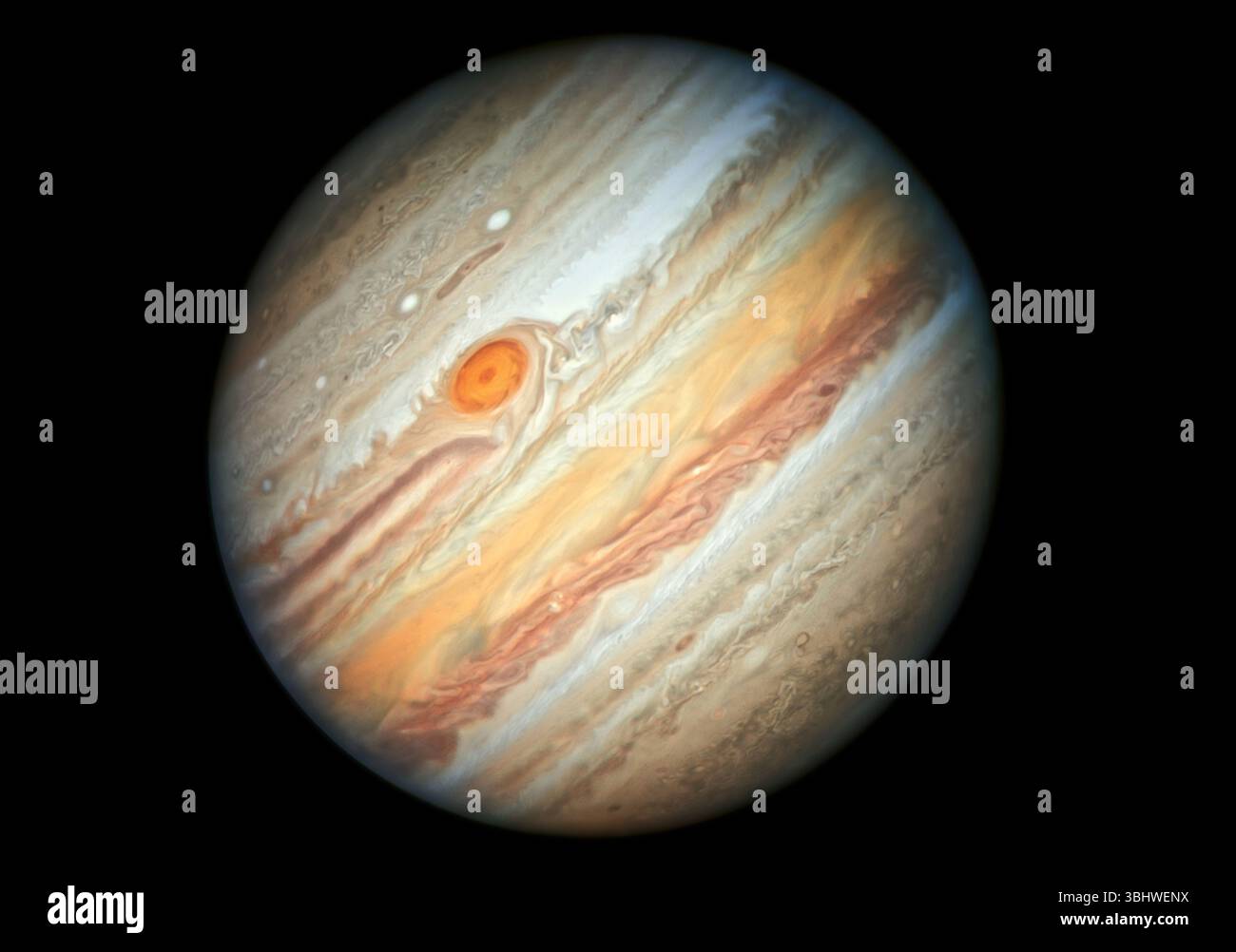 Vista del gigantesco pianeta giove che mostra le sue turbolente bande d'atmosfera e il grande punto rosso Foto Stock